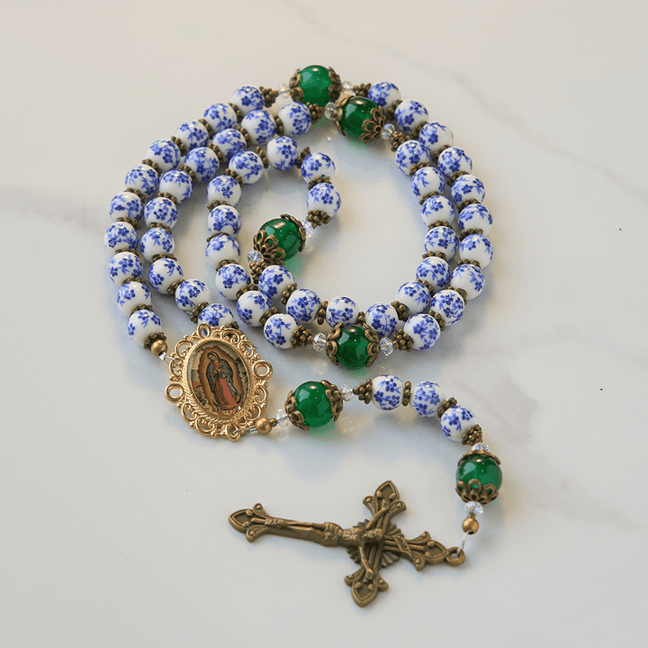 Christianartworkshop Rosario floral artesanal "Serenidad Divina": Nuestra Señora de Guadalupe y crucifijo de cerámica y jade de 8 mm. - Cerámica y jade - image 0