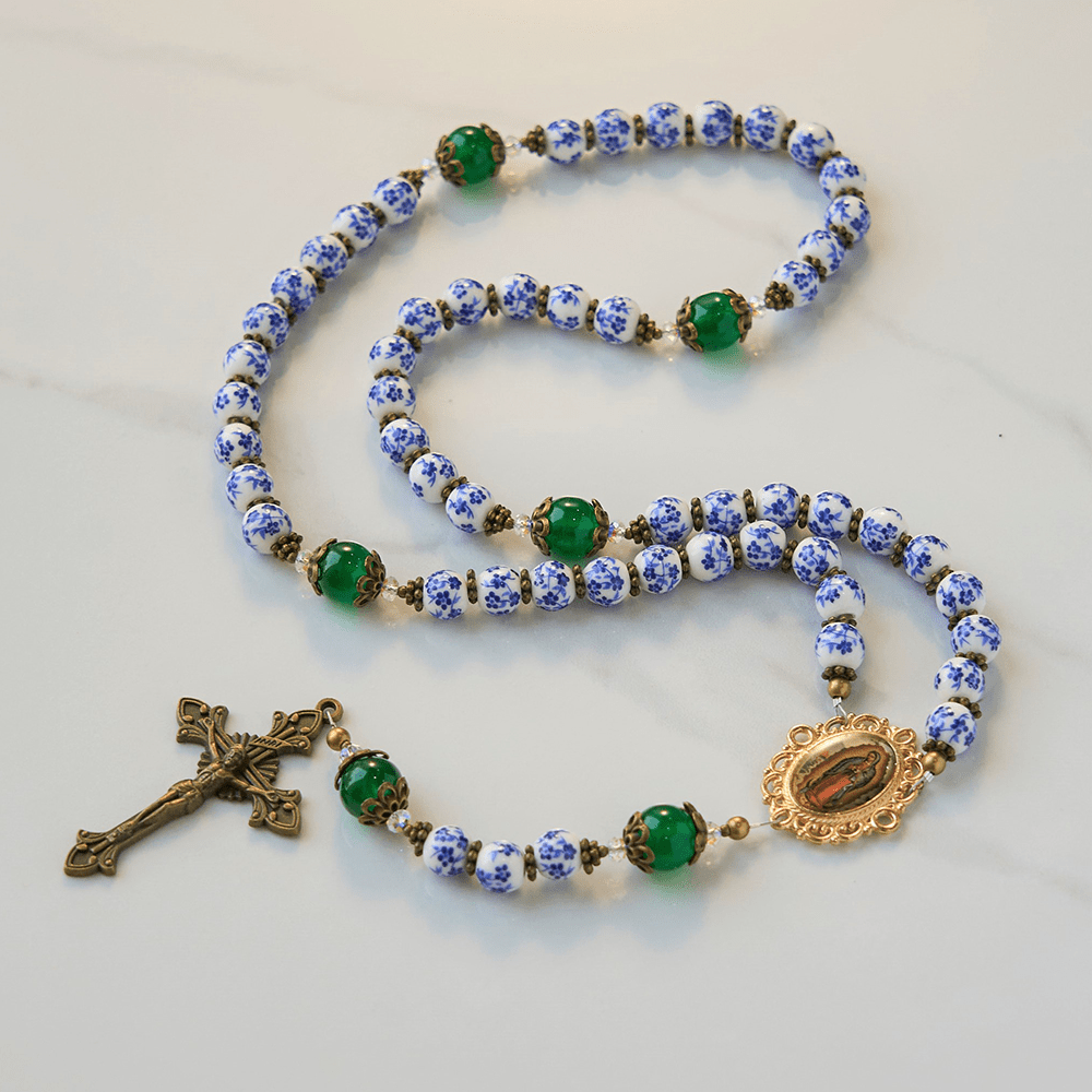 Christianartworkshop Rosario floral artesanal "Serenidad Divina": Nuestra Señora de Guadalupe y crucifijo de cerámica y jade de 8 mm. - image 1