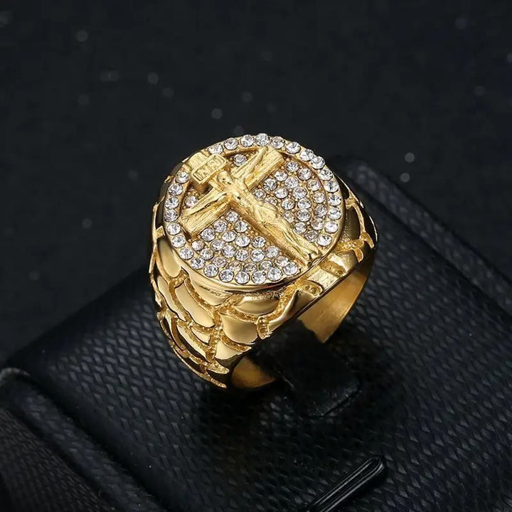 Christianartworkshop Adorna tu fe: Anillo crucifijo con piedras preciosas de diseño divino dorado - image 0