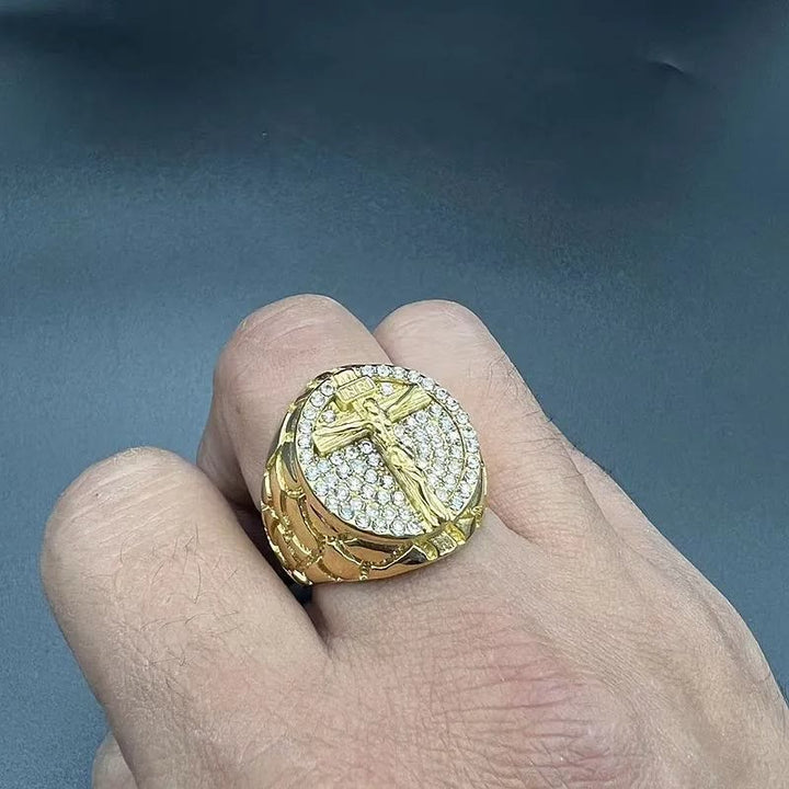 Christianartworkshop Adorna tu fe: Anillo crucifijo con piedras preciosas de diseño divino dorado - image 3