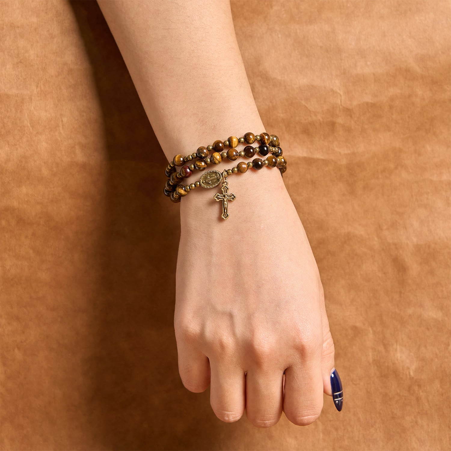 Christianartworkshop Pulsera de rosario elástica hecha a mano con piedra ojo de tigre: una joya espiritual de doble propósito. - image 2