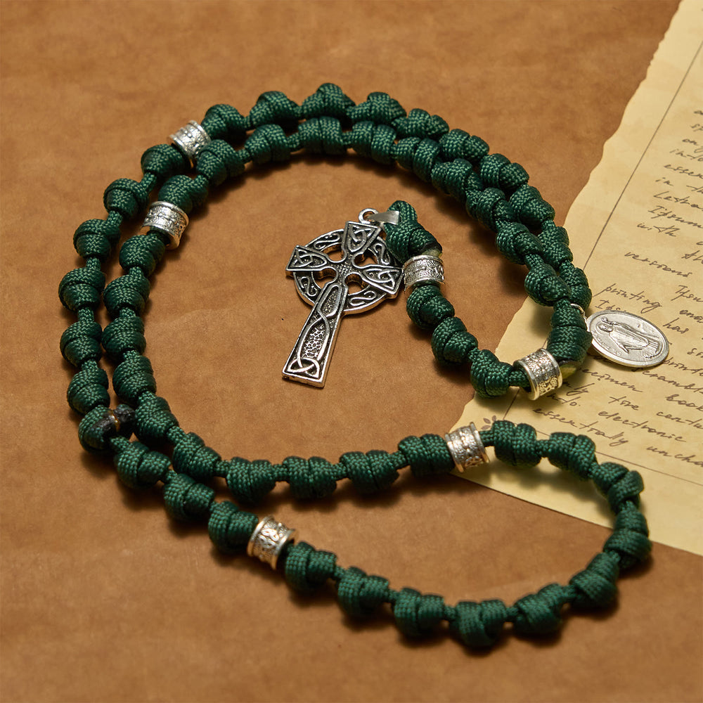 Christianartworkshop Medalla de San Patricio, cruz de estilo celta verde oscuro, rosario anudado de paracord hecho a mano. - image 1
