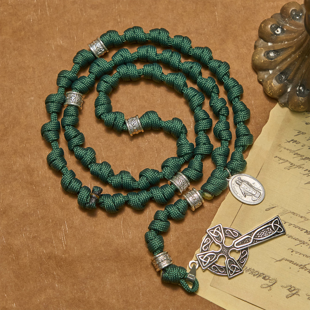 Christianartworkshop Medalla de San Patricio, cruz de estilo celta verde oscuro, rosario anudado de paracord hecho a mano. - Rosario anudado de San Patricio - image 0