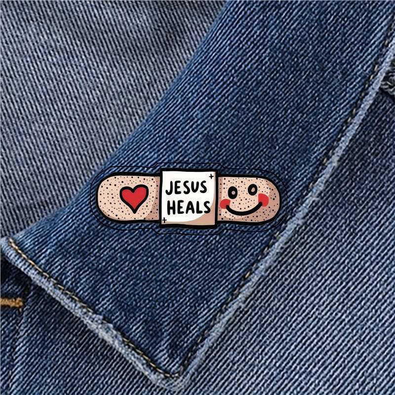 Christianartworkshop Broche acrílico en forma de corazón con la frase "Jesús sana": un símbolo de fe y consuelo. - Jesús sana - image 0