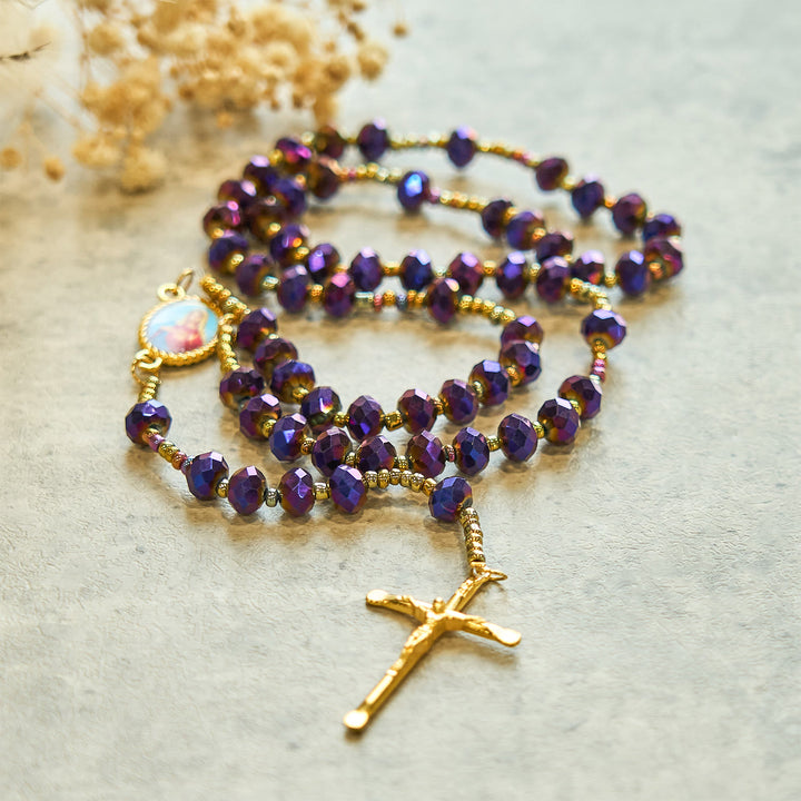 Christianartworkshop Rosario con medalla y crucifijo de Nuestra Señora, de 8 mm, con cuentas de cristal y vidrio morado. - image 3