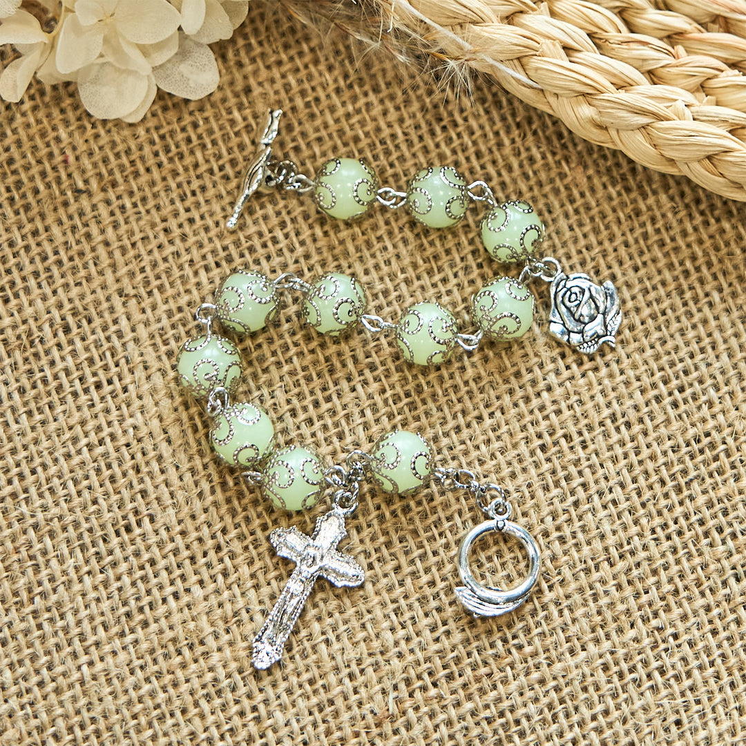 Christianartworkshop Pulsera luminosa de rosa con crucifijo y cuentas verdes: Luz de ensueño de fe. - image 2