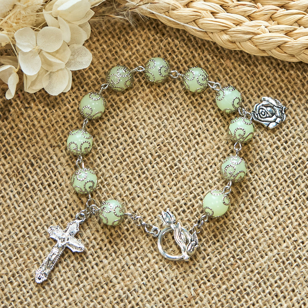 Christianartworkshop Pulsera luminosa de rosa con crucifijo y cuentas verdes: Luz de ensueño de fe. - image 1