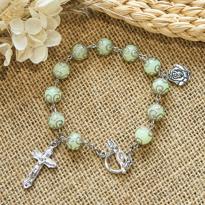 Christianartworkshop Pulsera luminosa de rosa con crucifijo y cuentas verdes: Luz de ensueño de fe. - image 1