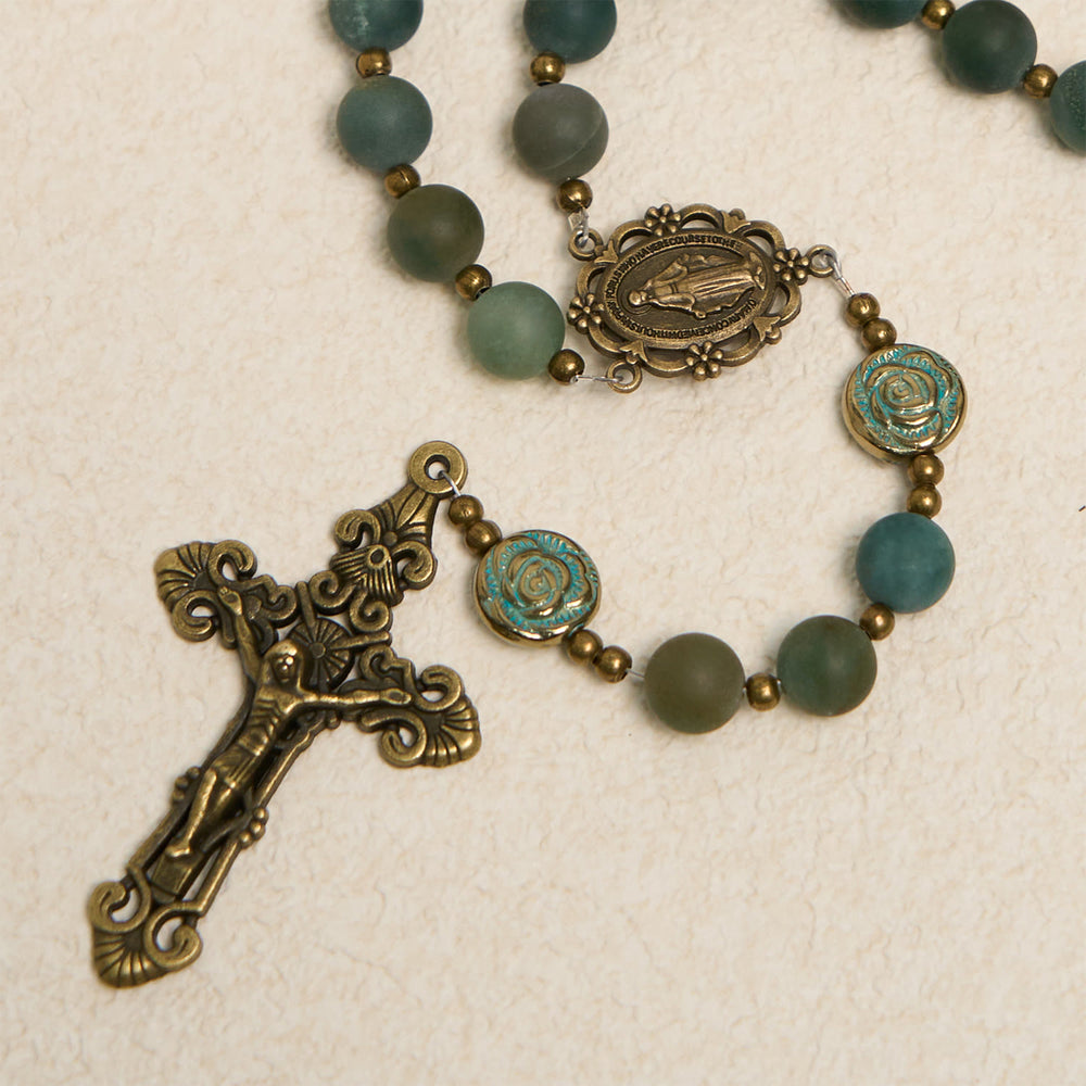 Christianartworkshop Rosario de oración de ágata verde con detalles de rosas de bronce: Un viaje sagrado de sanación y fe. - image 1