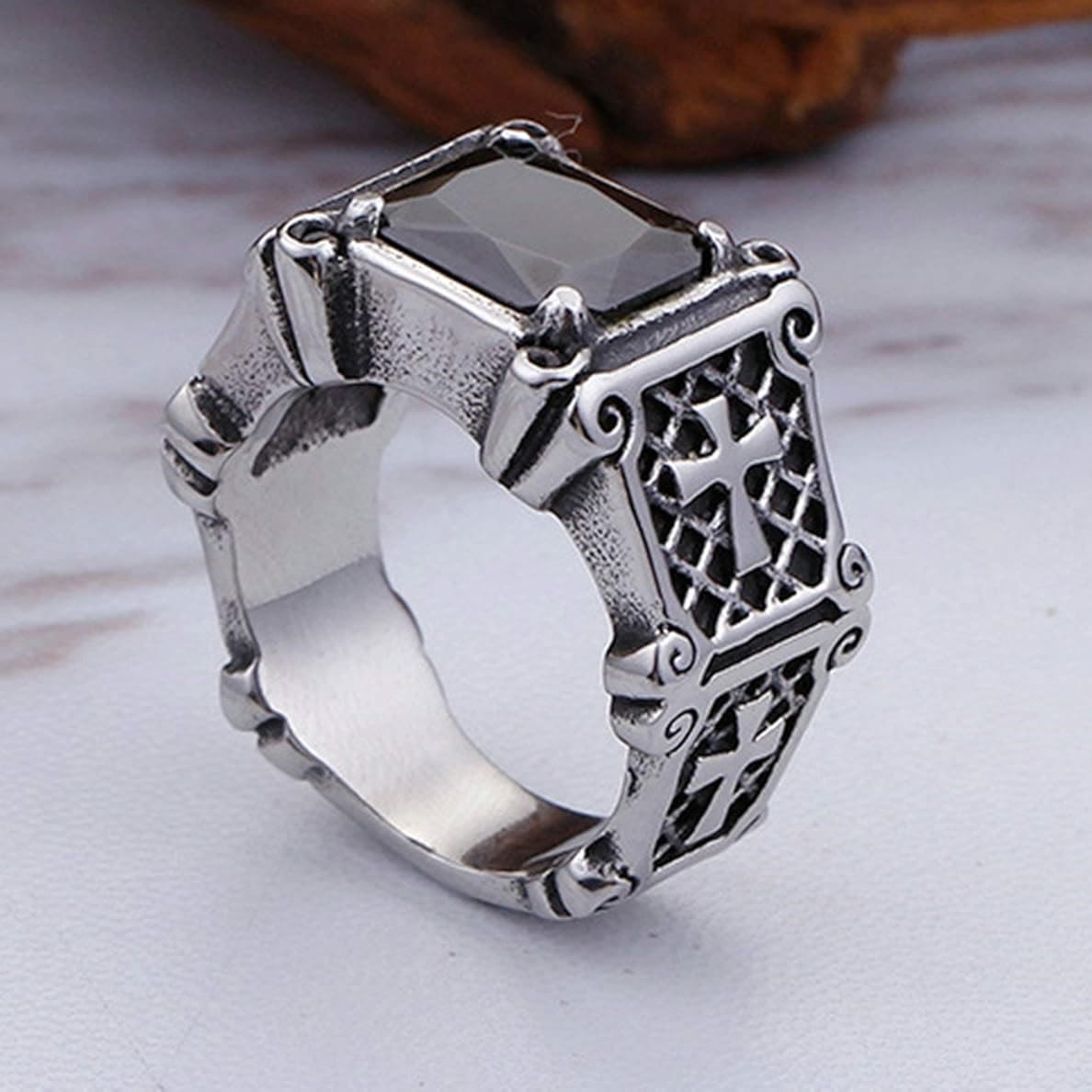 Christianartworkshop Cruz de piedras preciosas rojas y negras - Anillo de pareja adornado: un símbolo de fe y estilo. - image 5