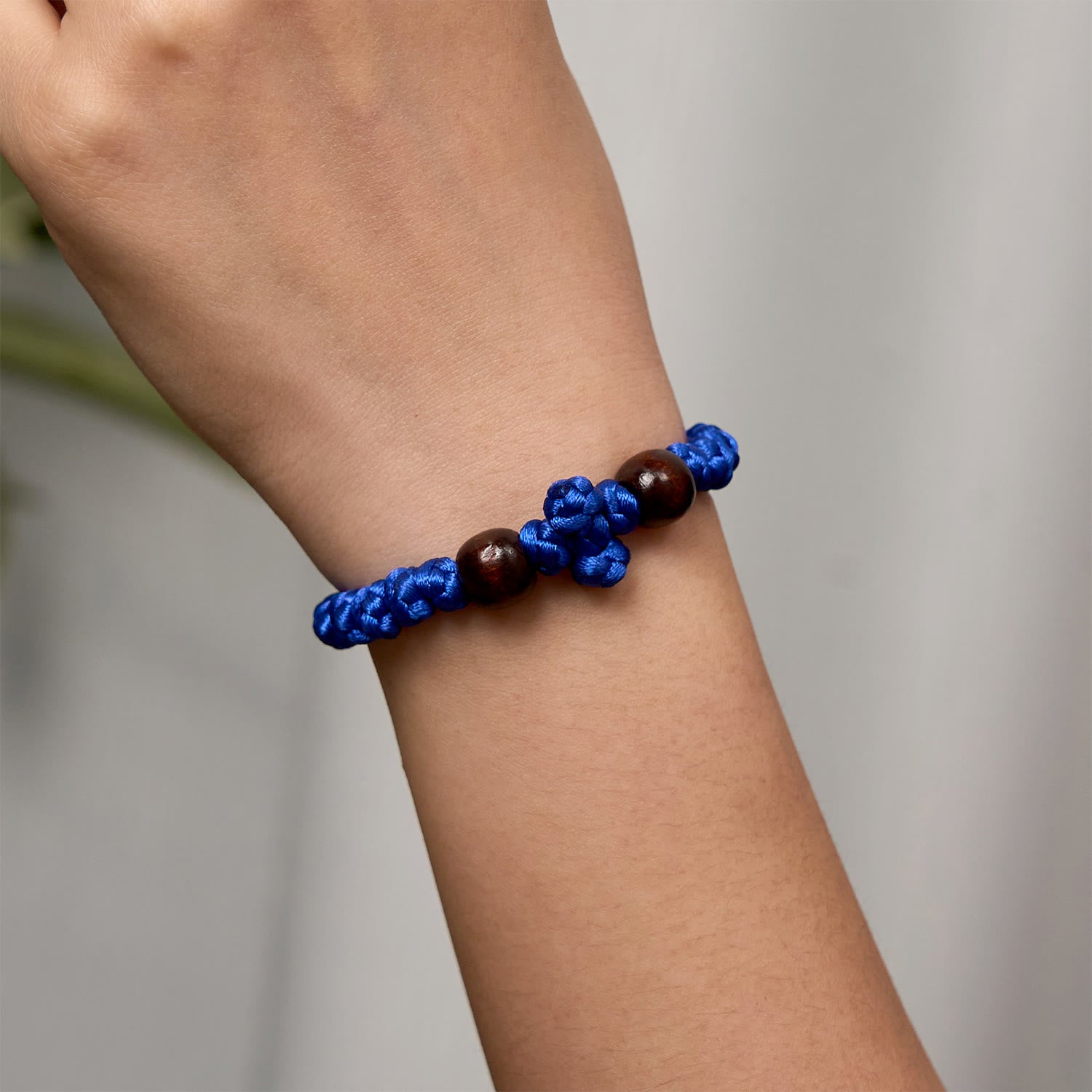 Christianartworkshop Pulsera de hilo con nudo y cruz azul y negra: un símbolo de fe. - image 4