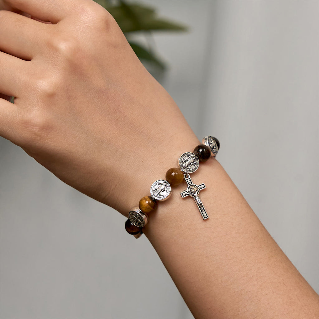 Christianartworkshop Pulsera de ojo de tigre con el símbolo de San Benito: una fusión de fe y belleza. - image 2