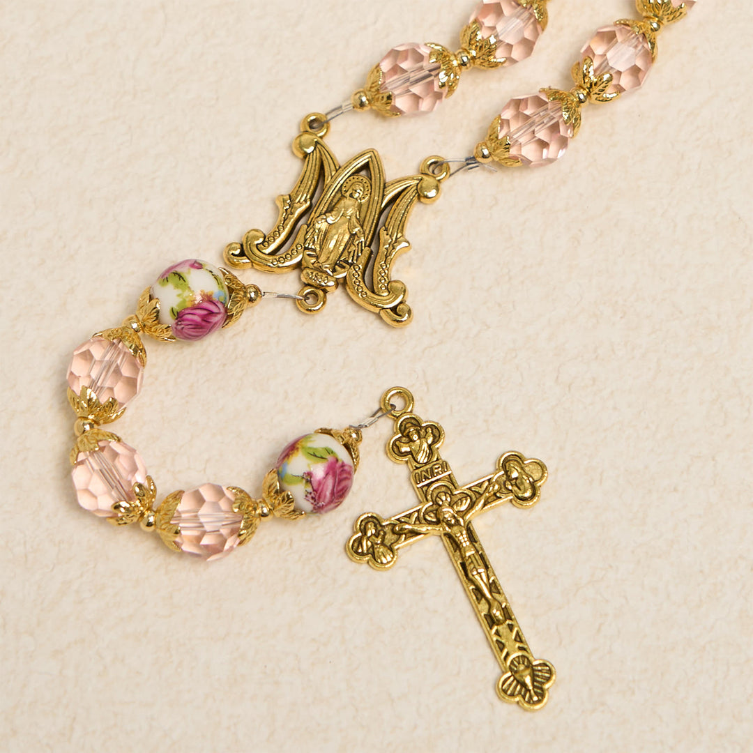 Christianartworkshop Jesús es el regalo: Crucifijo de cuentas de cristal rosa y rosario de la Virgen María con tarjeta de regalo. - image 8