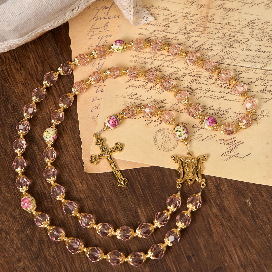 Christianartworkshop Jesús es el regalo: Crucifijo de cuentas de cristal rosa y rosario de la Virgen María con tarjeta de regalo. - image 10