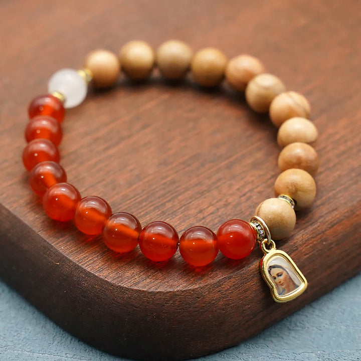 Christianartworkshop Pulseras con cuentas de ágata roja y calcedonia blanca con colgante de la Virgen María: un símbolo de devoción. - image 1