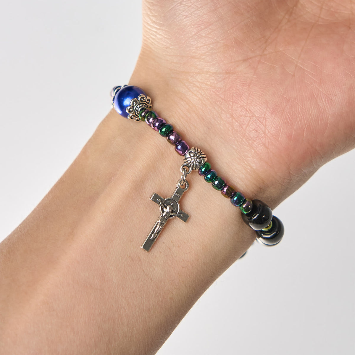 Christianartworkshop Pulsera de ébano y ágata azul con medalla de la Virgen María y crucifijo. - image 2