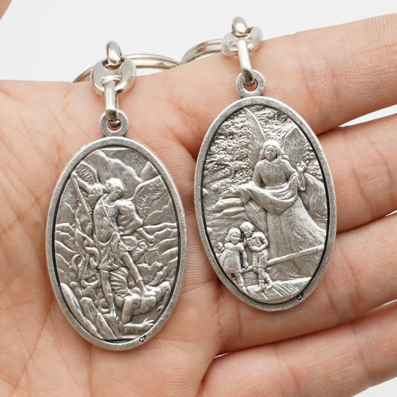 Christianartworkshop Llavero con colgante de ángel de la guarda y San Miguel de estilo vintage: recuerdo de la protección de la fe. - Ángel de la Guarda y San Miguel - image 0