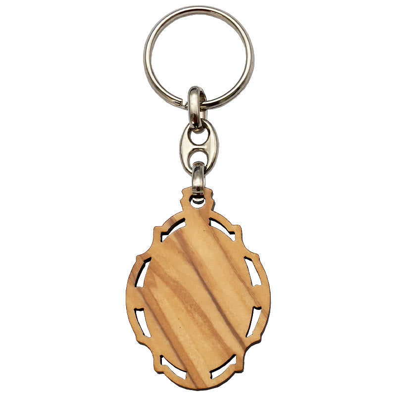 Christianartworkshop Llavero con medalla de San Benito hecha de madera: Insignia contemporánea de defensa espiritual. - image 6