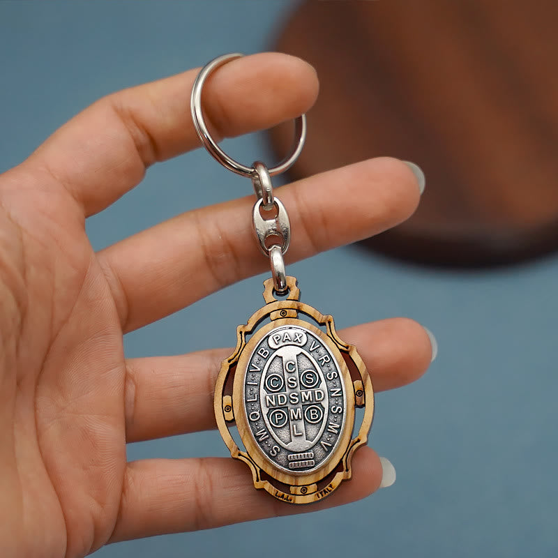 Christianartworkshop Llavero con medalla de San Benito hecha de madera: Insignia contemporánea de defensa espiritual. - image 2