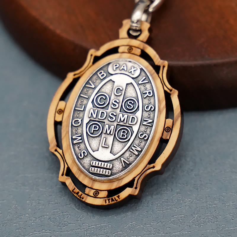 Christianartworkshop Llavero con medalla de San Benito hecha de madera: Insignia contemporánea de defensa espiritual. - image 1