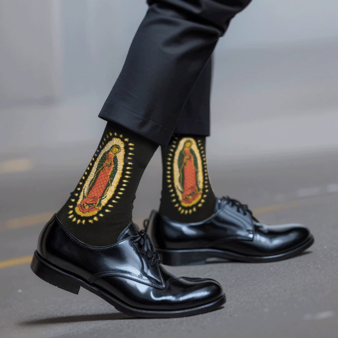 Christianartworkshop Calcetines unisex con la imagen de la Virgen de Guadalupe en color negro: diseño retro, toque de fe exclusivo. - Talla única (UE 36-46 / EE. UU. 4-13) - 10 pares - image 0