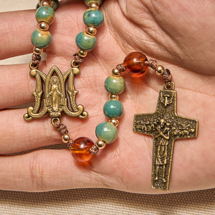 Christianartworkshop Rosario de cerámica verde hecho a mano con medalla milagrosa y cuentas de ámbar: Siente la gracia de la fe. - image 3