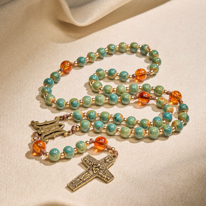 Christianartworkshop Rosario de cerámica verde hecho a mano con medalla milagrosa y cuentas de ámbar: Siente la gracia de la fe. - Virgen María y Crucifijo - image 0