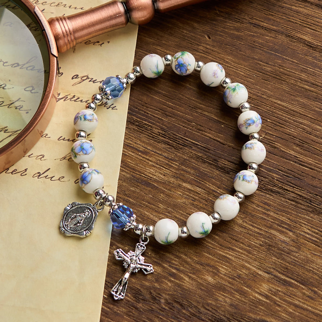 Christianartworkshop Pulsera elástica de cerámica con diseño floral multicolor, medalla milagrosa y crucifijo: Elegancia y fe sutiles. - Azul - image 0