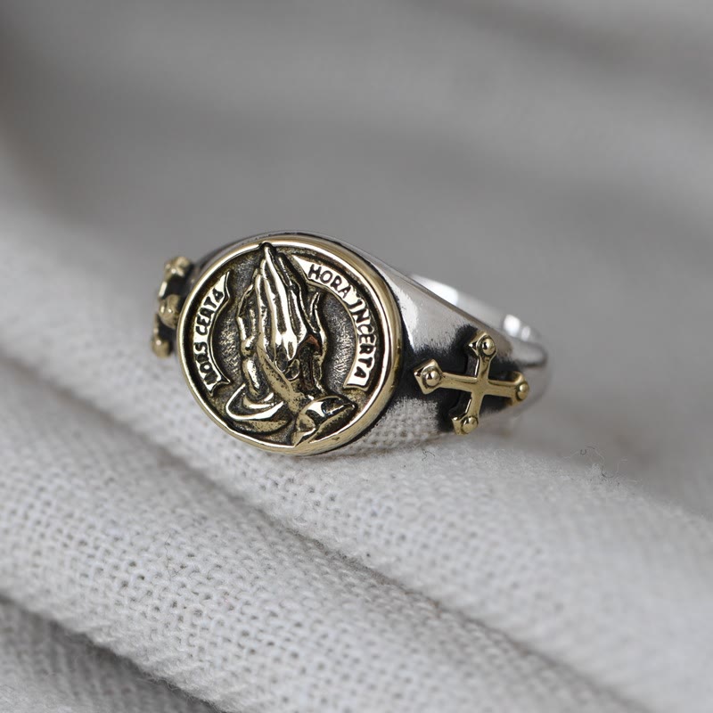 Christianartworkshop Anillo de plata de ley 925 de estilo vintage con intrincados grabados de manos rezando. - Dorado (Adecuado para tallas estadounidenses 7.5-9.5) - image 0