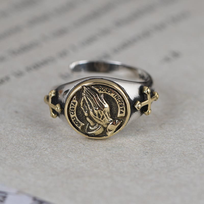 Christianartworkshop Anillo de plata de ley 925 de estilo vintage con intrincados grabados de manos rezando. - image 1