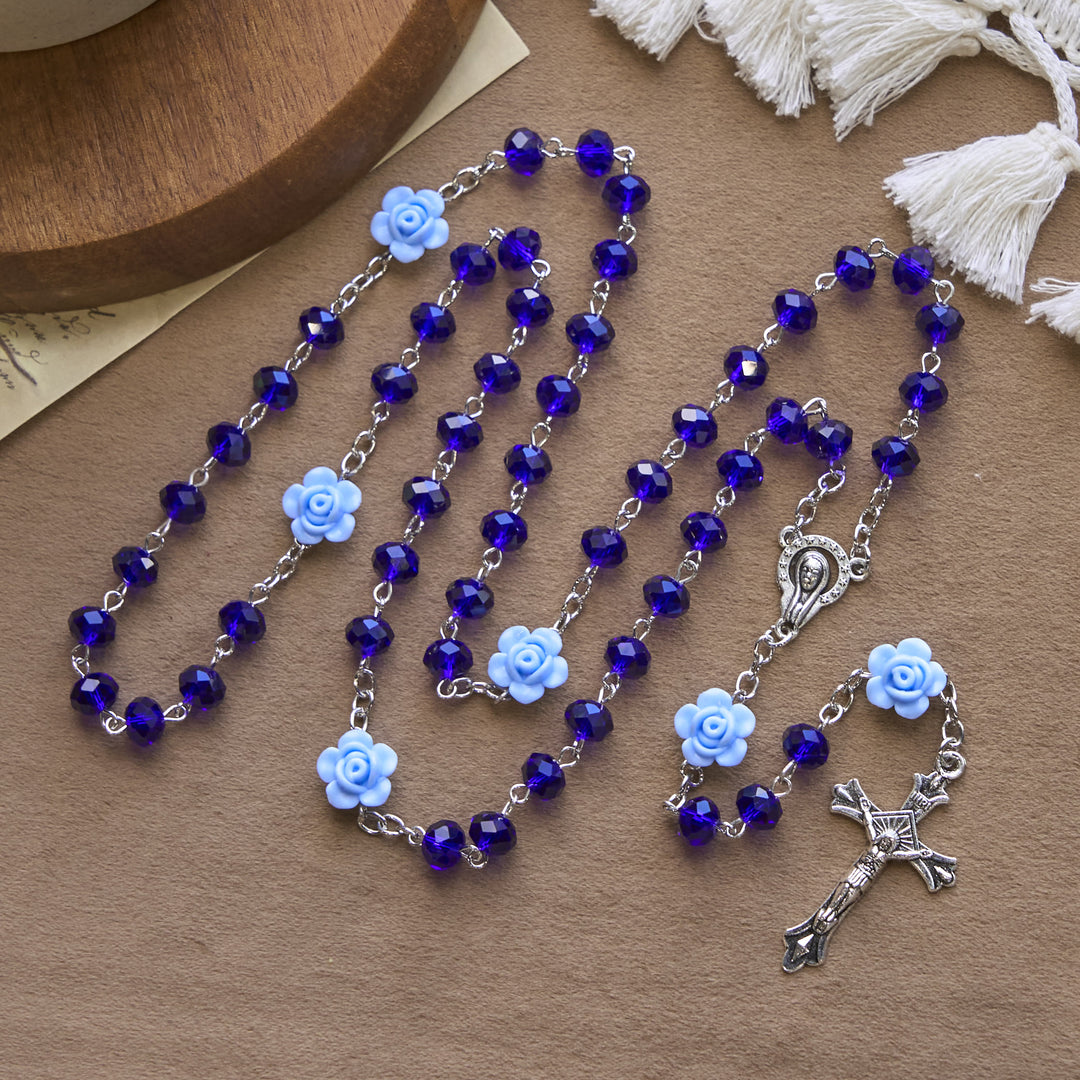 Christianartworkshop Rosario poliédrico multicolor de 8 mm con cuentas de rosas florales, dije de la Virgen María y crucifijo. - Azul - image 0