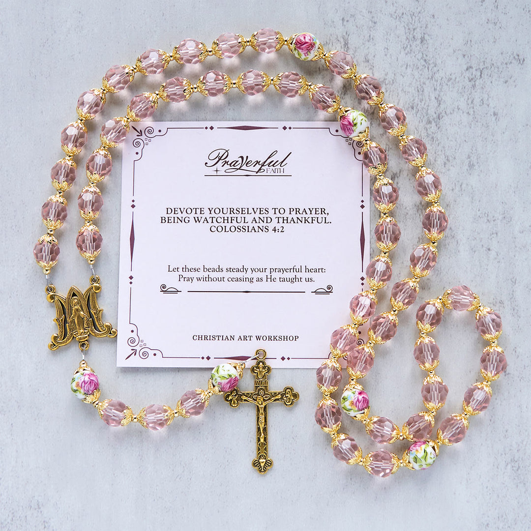 Christianartworkshop Jesús es el regalo: Crucifijo de cuentas de cristal rosa y rosario de la Virgen María con tarjeta de regalo. - FE EN ORACIÓN - image 2