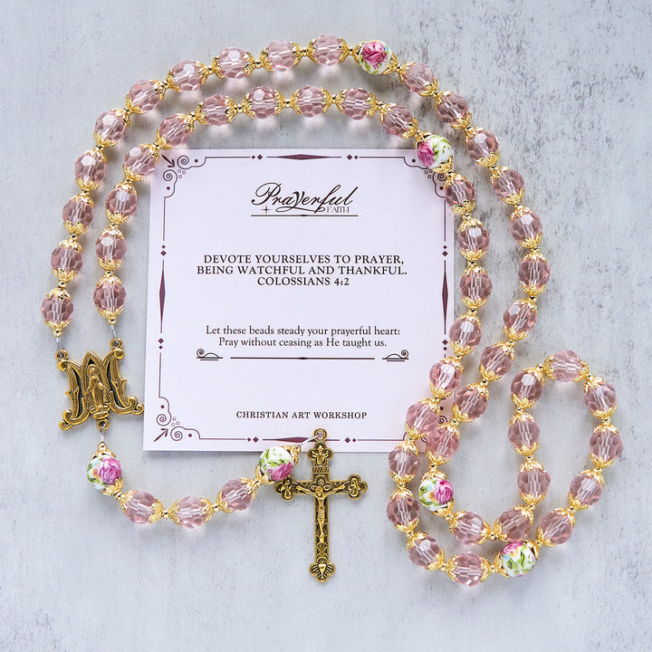 Christianartworkshop Jesús es el regalo: Crucifijo de cuentas de cristal rosa y rosario de la Virgen María con tarjeta de regalo. - FE EN ORACIÓN - image 2