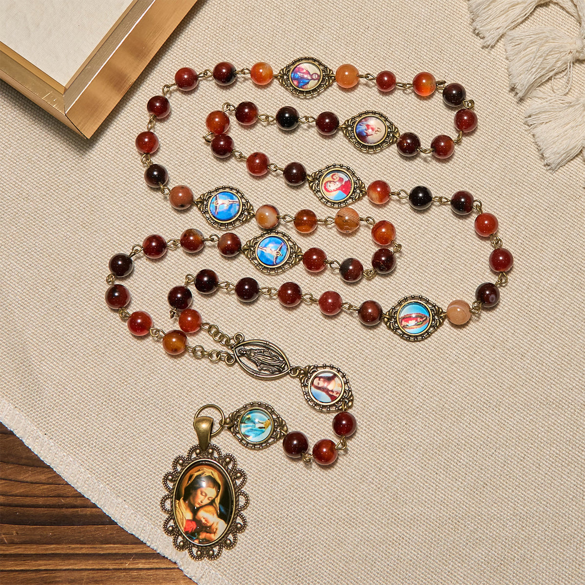 Christianartworkshop Rosario con medalla de la Virgen María y símbolos de santos en cuentas de ágata marrón de ensueño. - image 2