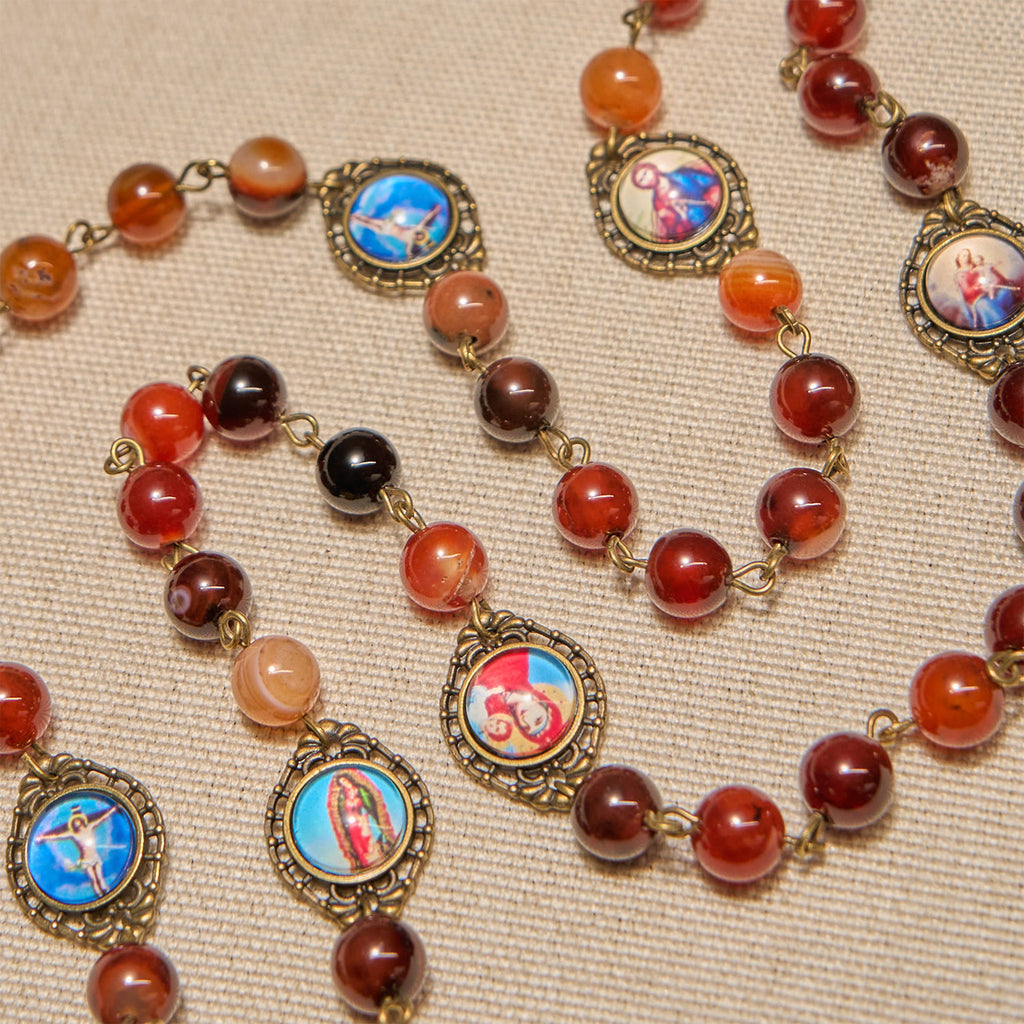 Christianartworkshop Rosario con medalla de la Virgen María y símbolos de santos en cuentas de ágata marrón de ensueño. - image 5