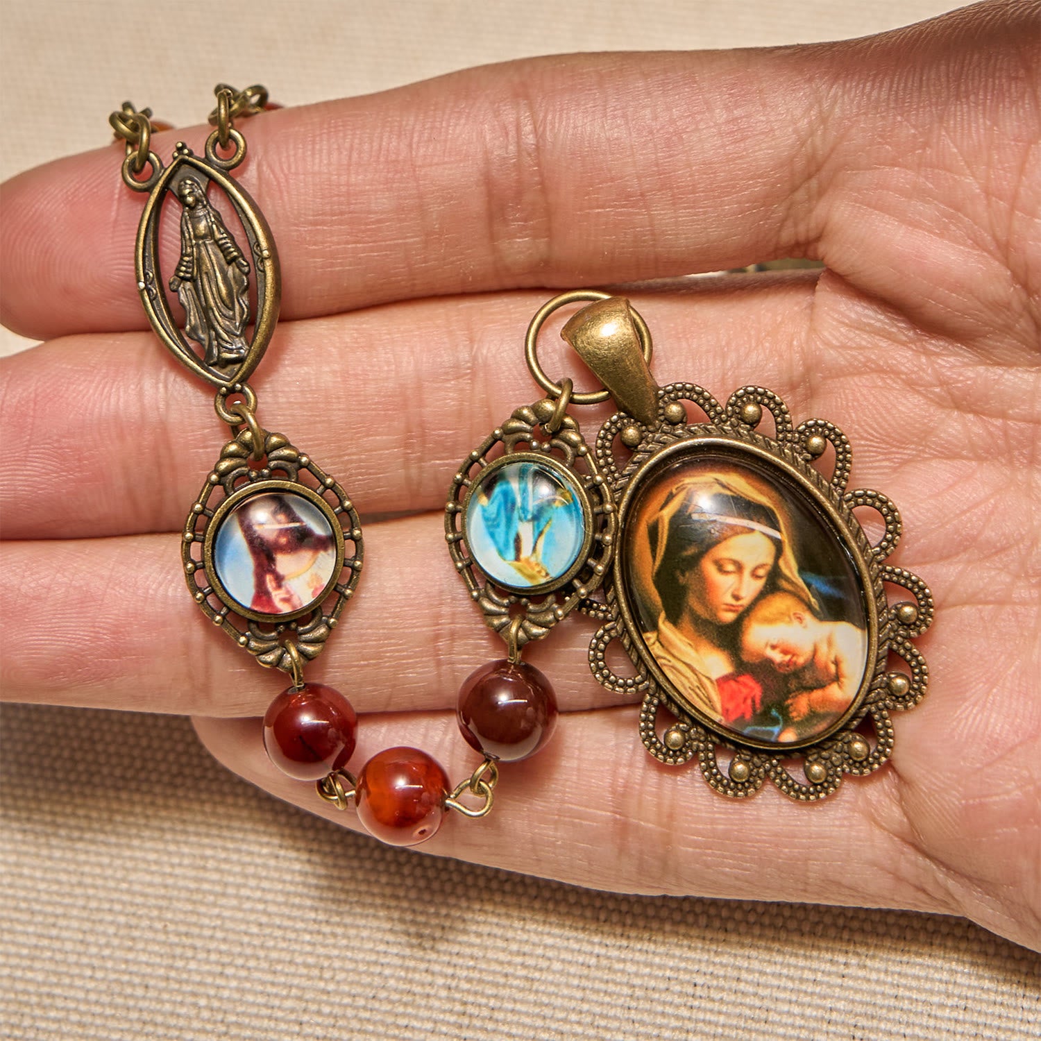 Christianartworkshop Rosario con medalla de la Virgen María y símbolos de santos en cuentas de ágata marrón de ensueño. - image 4