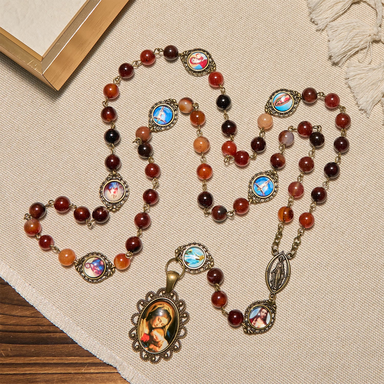 Christianartworkshop Rosario con medalla de la Virgen María y símbolos de santos en cuentas de ágata marrón de ensueño. - image 3