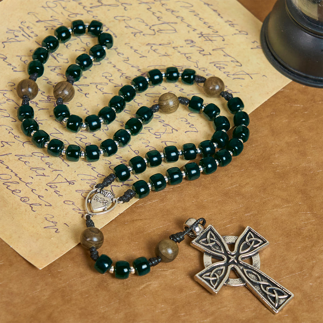 Christianartworkshop Rosario de cuentas cúbicas verde mate con el Sagrado Corazón de Jesús y la Cruz Celta. - Verde oscuro - image 0