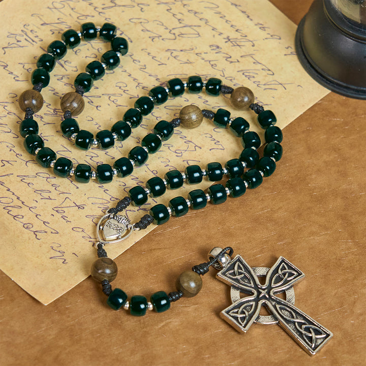 Christianartworkshop Rosario de cuentas cúbicas verde mate con el Sagrado Corazón de Jesús y la Cruz Celta. - Verde oscuro - image 0
