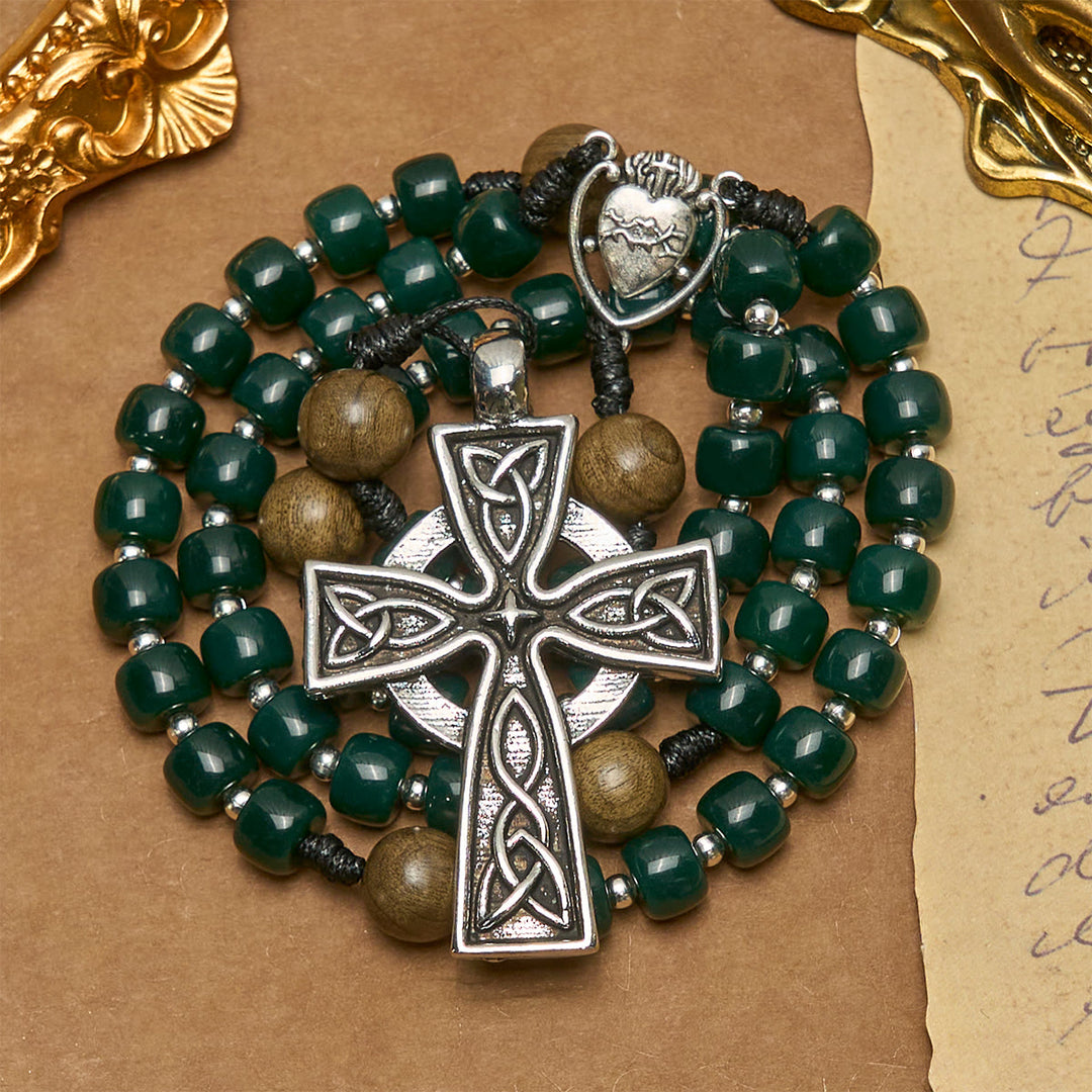 Christianartworkshop Rosario de cuentas cúbicas verde mate con el Sagrado Corazón de Jesús y la Cruz Celta. - image 3