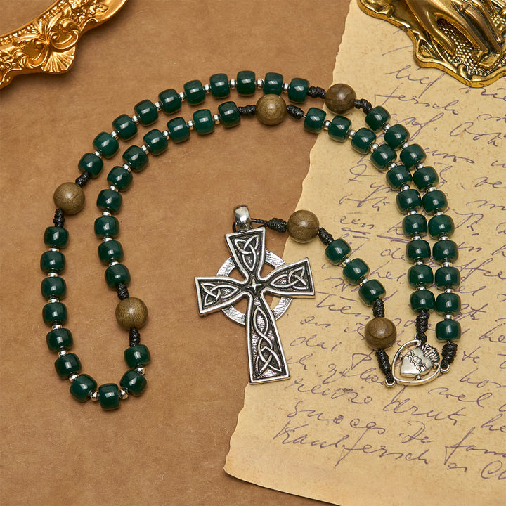 Christianartworkshop Rosario de cuentas cúbicas verde mate con el Sagrado Corazón de Jesús y la Cruz Celta. - image 2