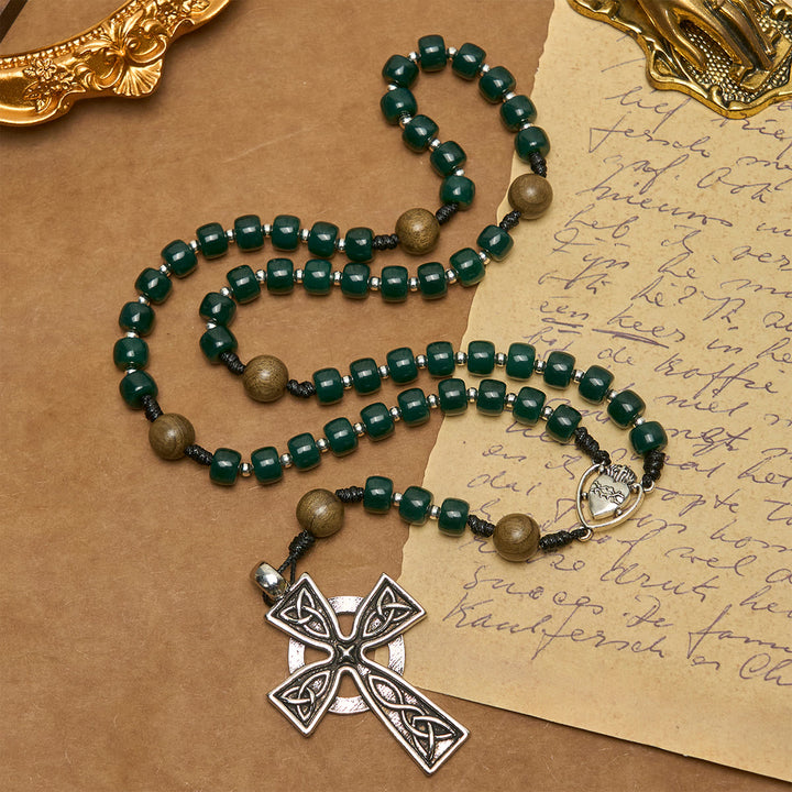 Christianartworkshop Rosario de cuentas cúbicas verde mate con el Sagrado Corazón de Jesús y la Cruz Celta. - image 4