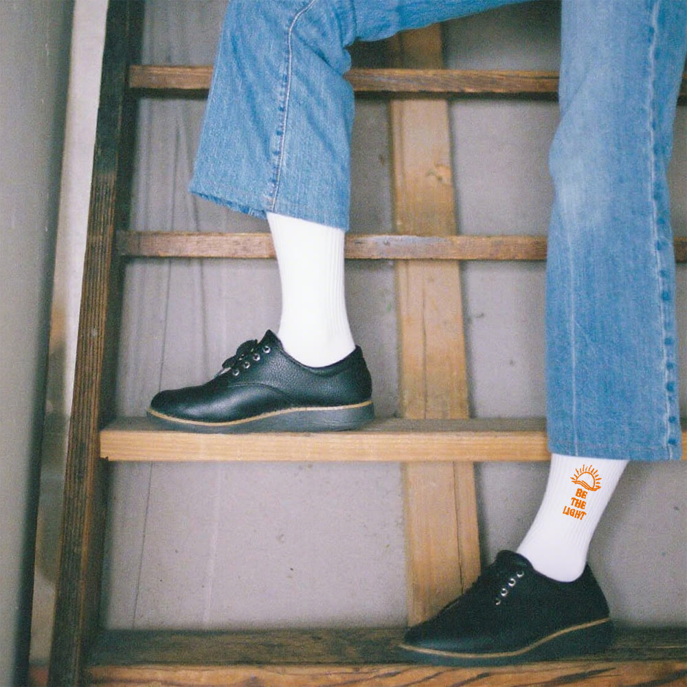 Christianartworkshop Sé la luz con los calcetines Glimmering Sea Horizon Crew Socks: Brilla con espíritu. - image 1