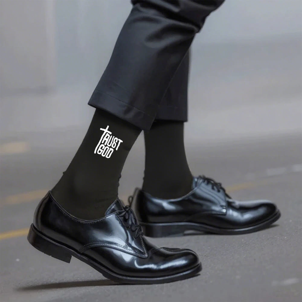Christianartworkshop Calcetines Faith Crew con diseño de cruz y la frase "Confía en Dios": Camina con valentía con Cristo. - Negro - Hombres (UE 40-44/EE. UU. 7.5-11) - image 0