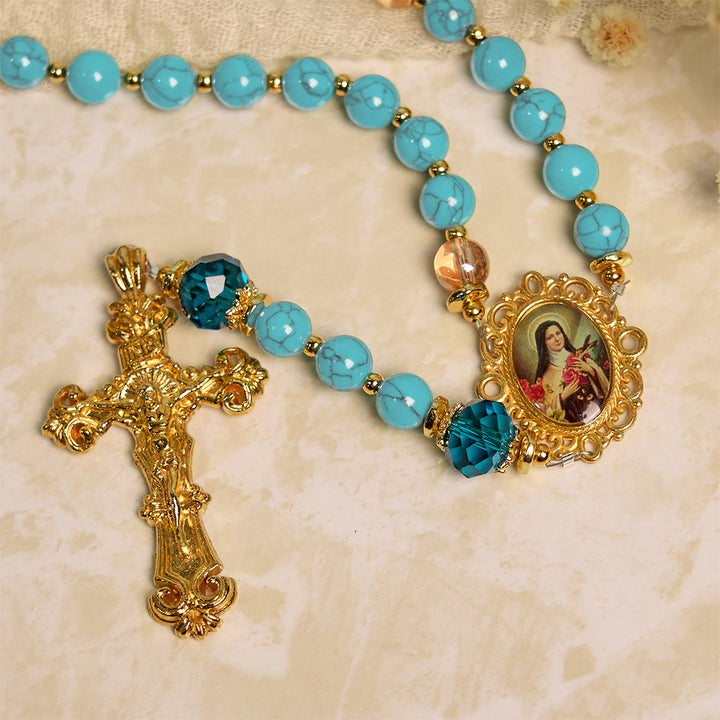 Christianartworkshop Rosario artesanal de turquesa y aleación de oro con crucifijo y medalla de Santa Teresa: Un vínculo espiritual lleno de gracia. - image 10