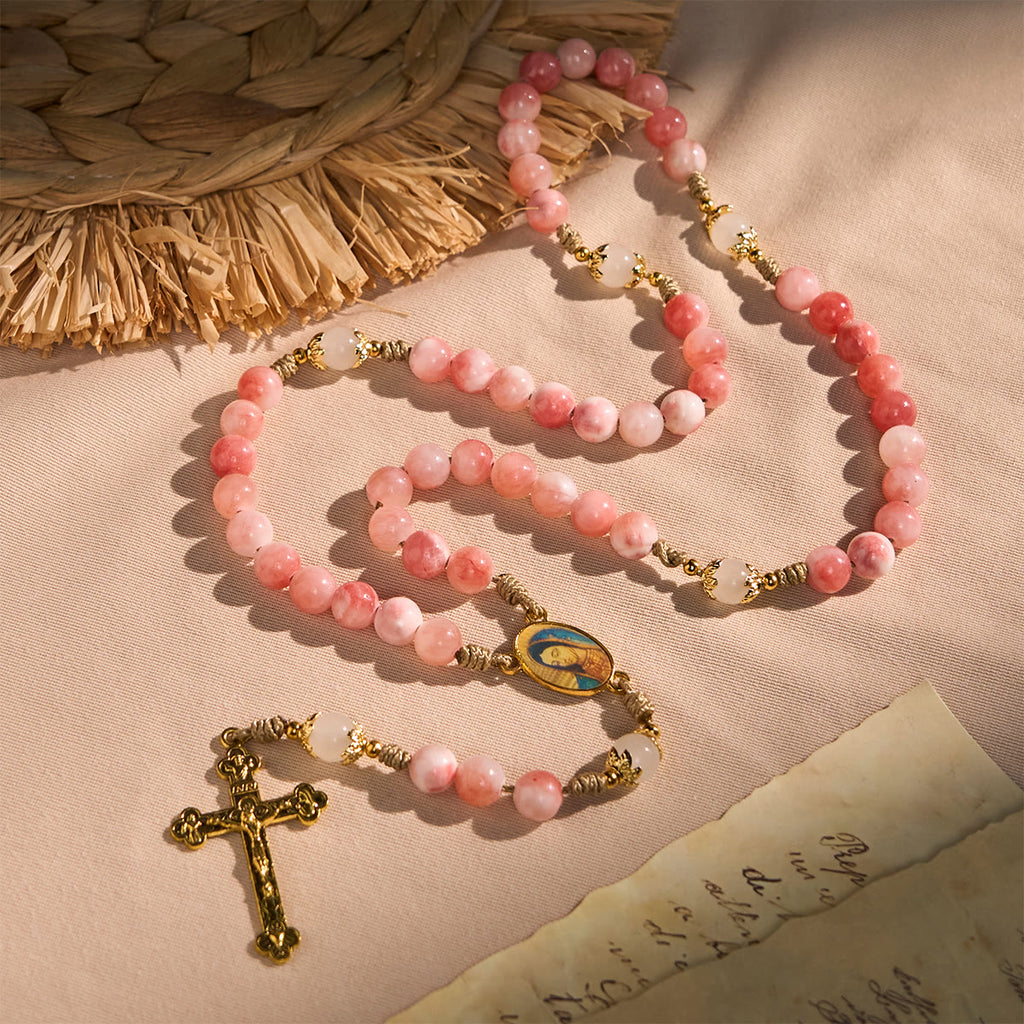 Christianartworkshop Rosario hecho a mano con cuentas rosas brillantes, crucifijo de latón y dije de la Virgen María. - image 4