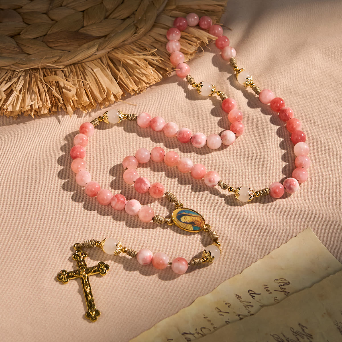 Christianartworkshop Rosario hecho a mano con cuentas rosas brillantes, crucifijo de latón y dije de la Virgen María. - image 4