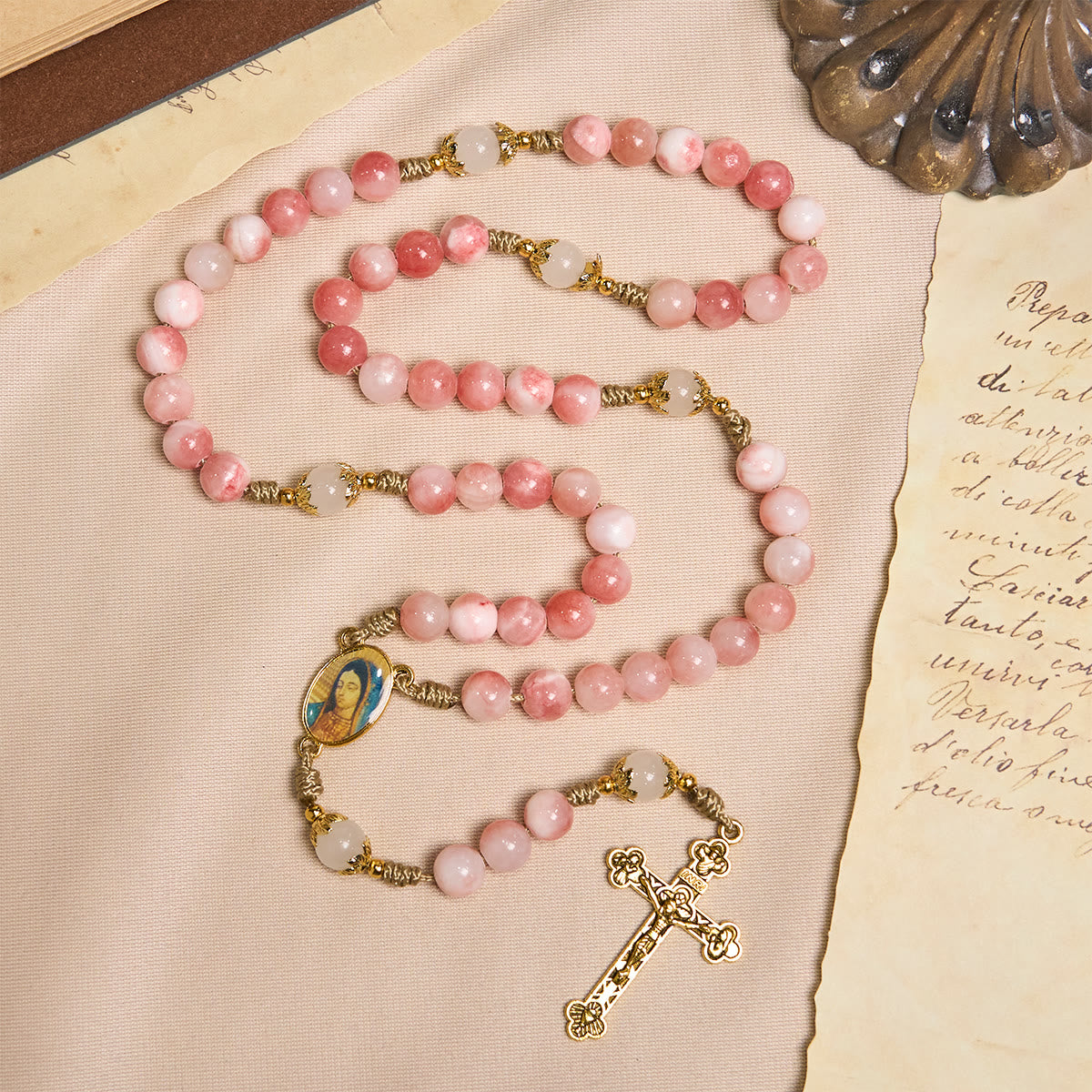 Christianartworkshop Rosario hecho a mano con cuentas rosas brillantes, crucifijo de latón y dije de la Virgen María. - image 6