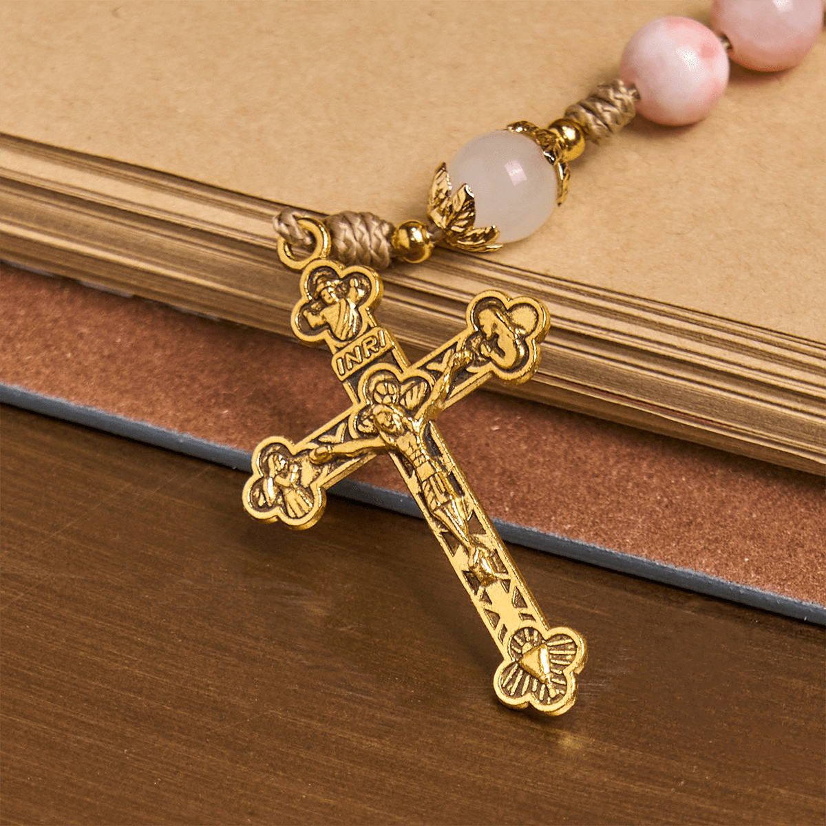 Christianartworkshop Rosario hecho a mano con cuentas rosas brillantes, crucifijo de latón y dije de la Virgen María. - image 7