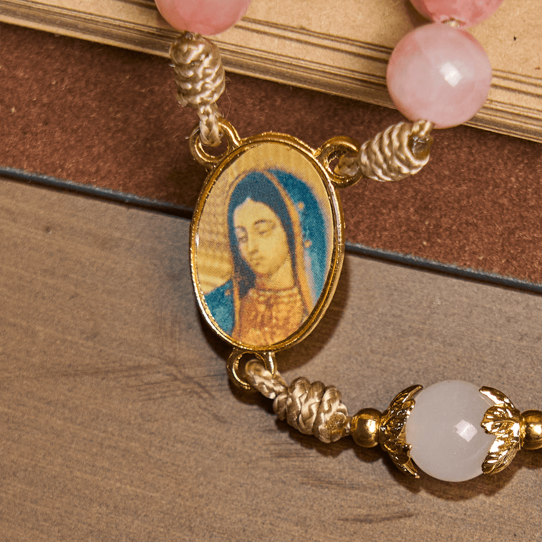 Christianartworkshop Rosario hecho a mano con cuentas rosas brillantes, crucifijo de latón y dije de la Virgen María. - image 8